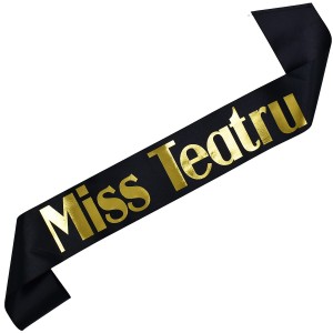 Miss Teatru - czarna szarfa ze złotym nadrukiem