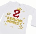 Białe body dziecięce na urodziny, z przodu czerwona brokatowa cyfra  2 oraz złoty brokatowy napis Królowa Imprezy