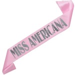 Miss Americana - jasnoróżowa szarfa ze srebrnym nadrukiem