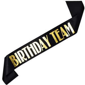 Czarna szarfa ze złotym nadrukiem Birthday Team