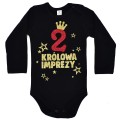 czarne body dziecięce na urodziny, z przodu czerwona brokatowa cyfra  2 oraz złoty brokatowy napis Królowa Imprezy. Na 2 urodziny