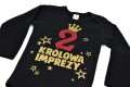 czarne body dziecięce na urodziny, z przodu czerwona brokatowa cyfra  2 oraz złoty brokatowy napis Królowa Imprezy. Na 2 urodziny