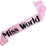 Miss World - jasno różowa szarfa z czarnym nadrukiem