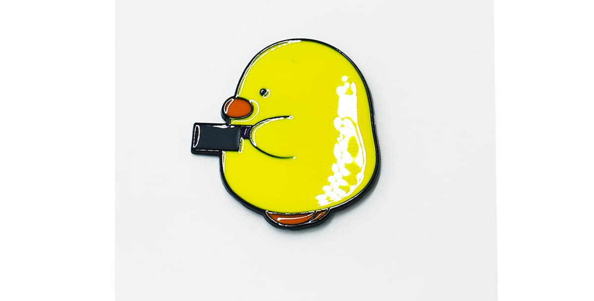 Kaczka z tasakiem - zabawna przypinka pin