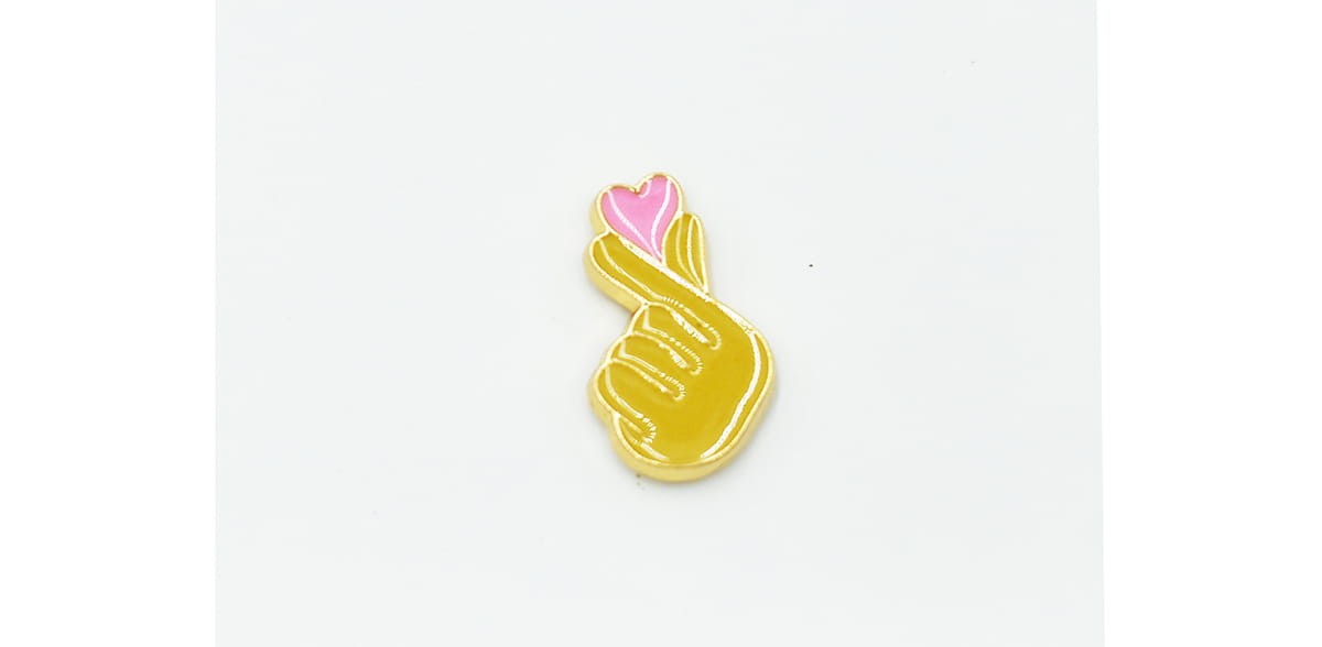 Serce na dłoni love - Zabawna Przypinka Pin