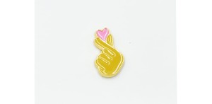 Serce na dłoni love - Zabawna Przypinka Pin