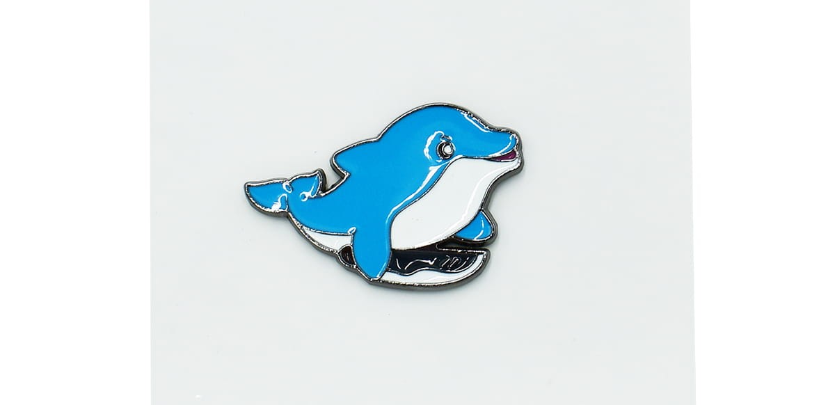 Uzbrojony delfin - Zabawna Przypinka Pin