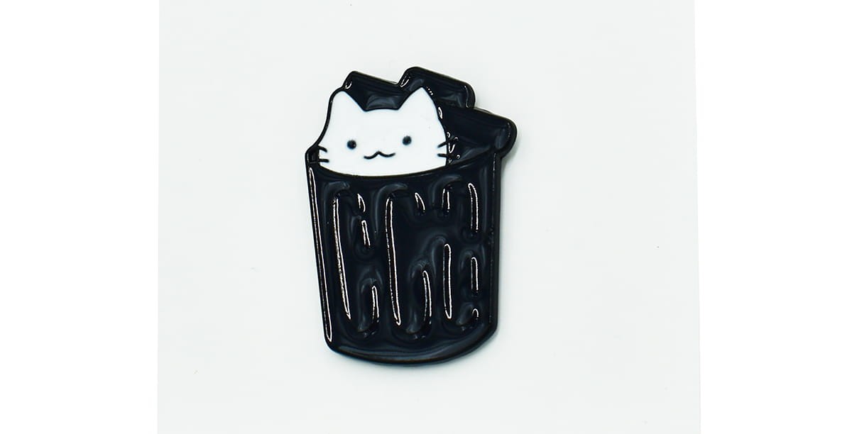Kot w śmietniku - Zabawna Przypinka Pin