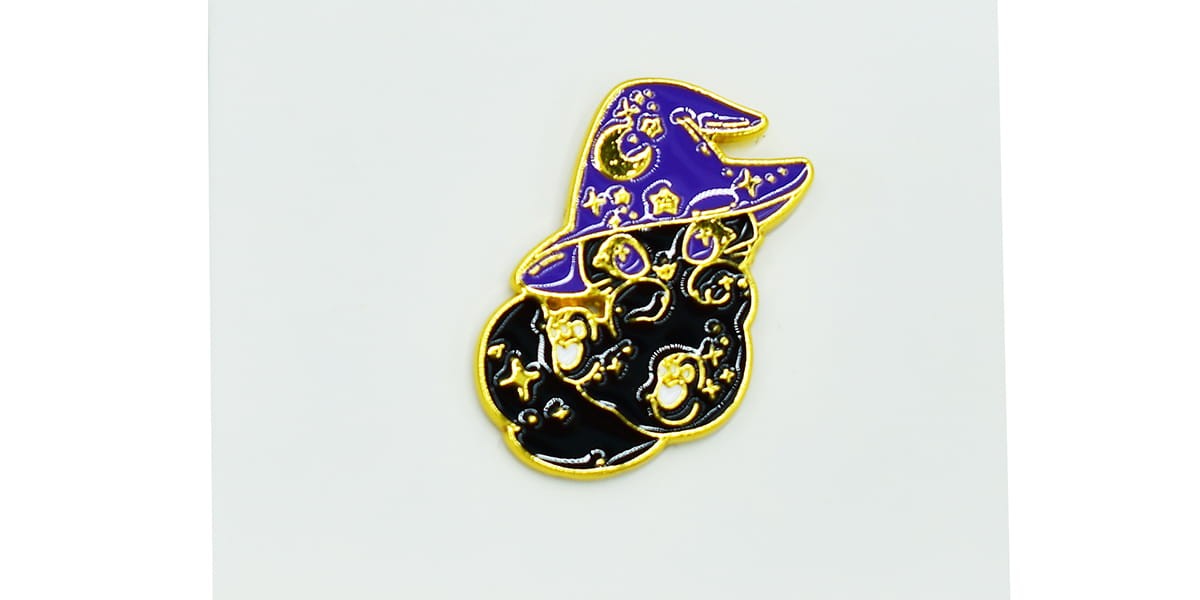 Kot w kapeluszu wiedźmy - Zabawna Przypinka Pin