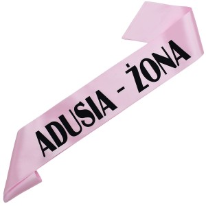  Żona + imię - jasnoróżowa szarfa z czarnym nadrukiem