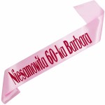 Niesamowita 60-ka + imię -jasnoróżowa szarfa z fuksjowym nadrukiem