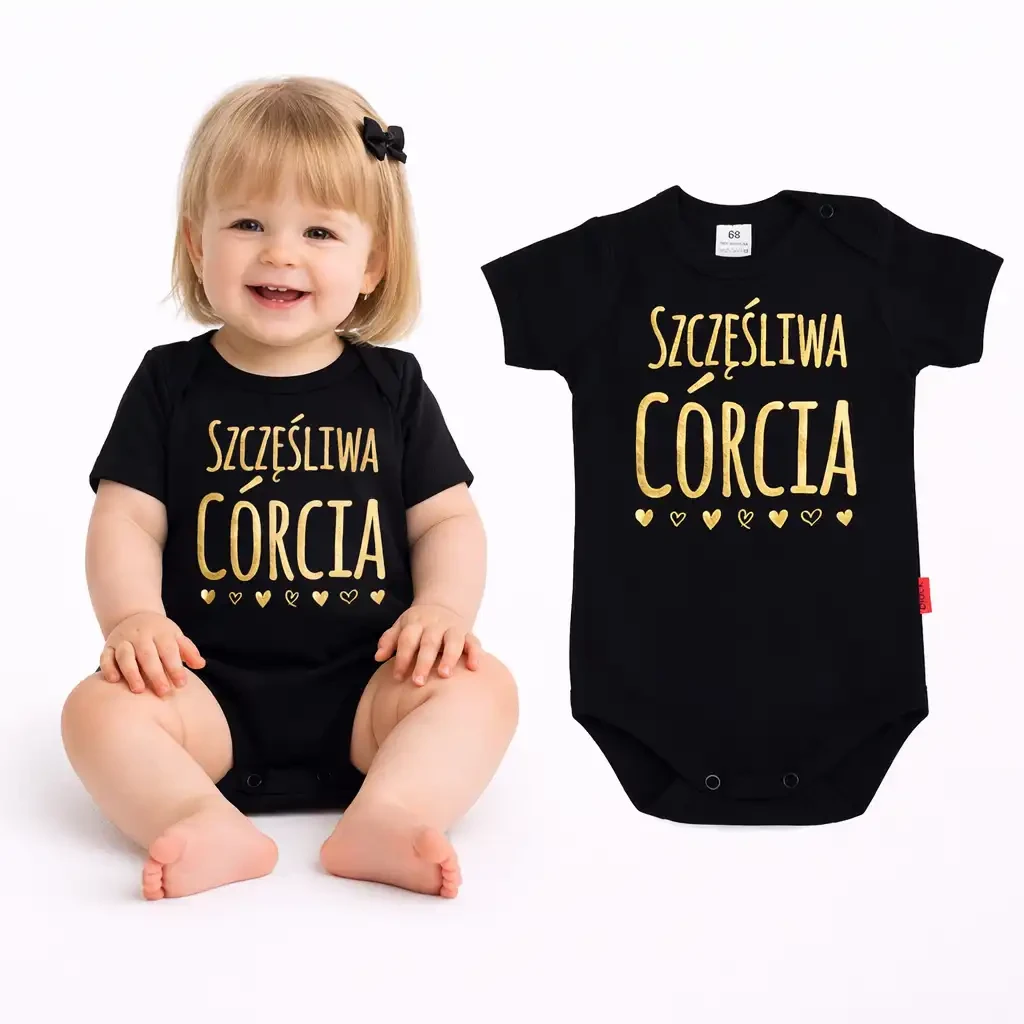 szczęśliwa córcia, dziewczynka ubrana w czarne body z nadrukiem