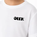 Zbliżenie nadruku imienia Olek na białej koszulce dziecięcej na WF