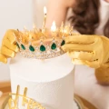 Dekoracja na tort Korona złota ze szmaragdowymi kryształkami 15 cm