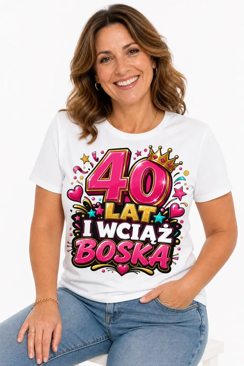 Damska koszulka na 40 urodziny – 40 lat i wciąż boska – koszulka biała z dużą cyfrą 40 i kobiecym napisem I wciąż boska