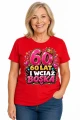 Damska koszulka na 60 urodziny – 60 lat i wciąż boska – koszulka czerwona z dużą cyfrą 60 i kobiecym napisem I wciąż boska