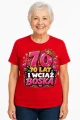 Damska koszulka na 70 urodziny – 70 lat i wciąż boska – koszulka czerwona z dużą cyfrą 70 i kobiecym napisem I wciąż boska